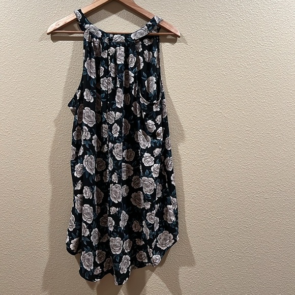 Torrid Size 1 flower sleeveless blouse - Picture 2 of 4